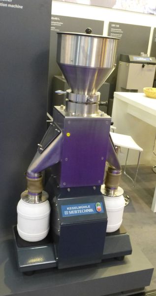 Impressionen von der diesjährigen Analytica, Halle B1/B2 Labortechnik und Career Day. Kegelmühle von Siebtechnik.  Weitere aktuelle Bilder und Nachrichten finden Sie auf unserer Landingpage zur Analytica, in unserem Visitorguide zur Messe oder in den kommenden Tage auch auf der Bildergalerie-Übersichtsseite (Bild: Back/LABORPRAXIS)