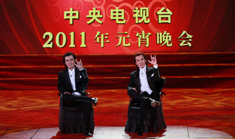 der chinesische TV-Moderator Li Yong und sein Roboter-Double. (Bild: Xi'an Chaoren Robots)