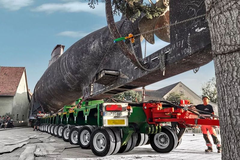 Logistische Meisterleistung! U-17 überwindet Hindernisse auf 30 Scheuerle-Intercombi-Achslinien. (Bild: TII Scheuerle)