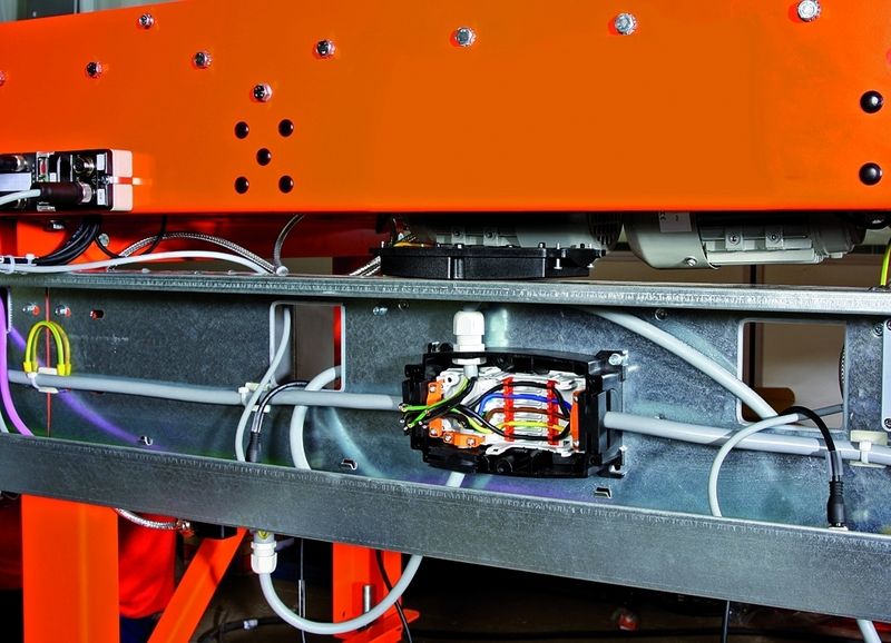Bild 2: Die Powerbox wird direkt vor Ort an beliebiger Stelle montiert und die ungeschnittene Energieleitung wird eingelegt. (Archiv: Vogel Business Media)