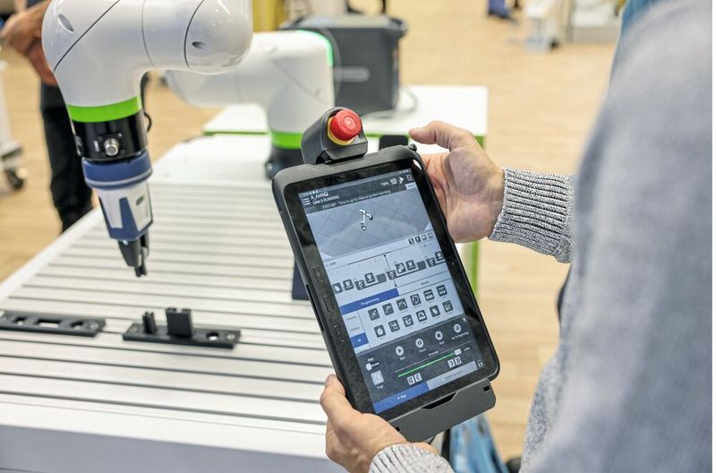 Ein kollaborativer Roboter wird per Tablet gesteuert. (Bild: Landesmesse Stuttgart GmbH & Co. KG)