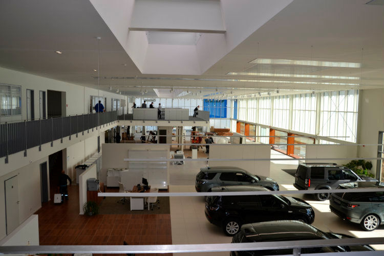 Das neue Karlsruher Autohaus hat eine Bruttogeschossfläche von über 8.900 Quadratmetern. (Mauritz)