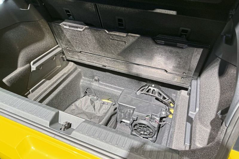 Eine Etage tiefer geht es aber weiter, sodass zwei Getränkekästen Platz haben könnten – wenn sich der Kunde nicht für ein Soundsystem wie hier im Vorführfahrzeug mit Subwoofer entscheidet. Dann sind 441 Liter bis zur Rückbank frei. (Bild: Achter – VCG)
