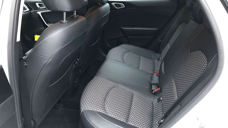 5. Das Platzangebot hinten ist kleiner als beispielsweise im Fünftürer. Auf der Rückbank geht es recht eng zu. Aufgrund der Karosserieform haben Großgewachsene dort wenig Spaß.  (Bild: Wehner - Vogel Communications Group)