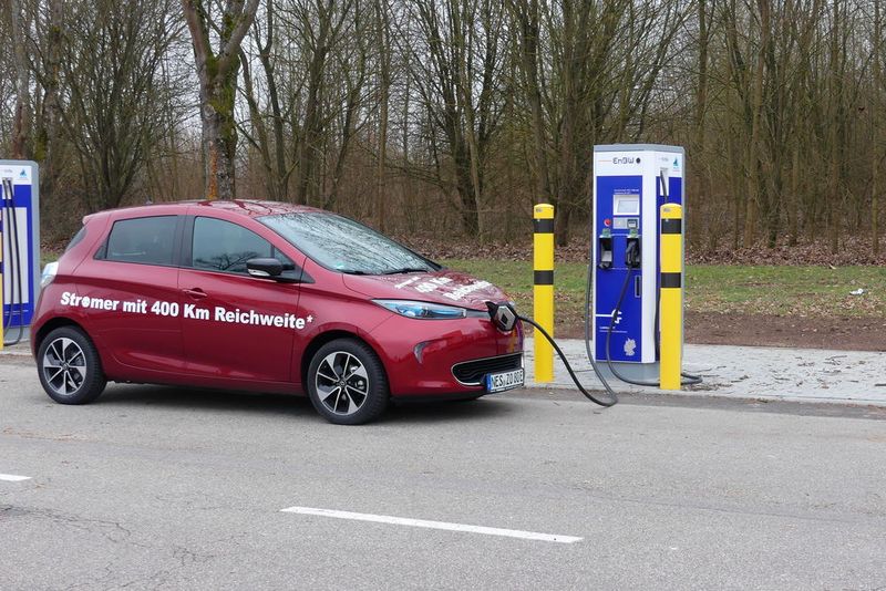 In Baden-Württemberg gibt es schon an fast jeder Autobahnraststätte auch Ladesäulen. (Schmidt/»kfz-betrieb«)