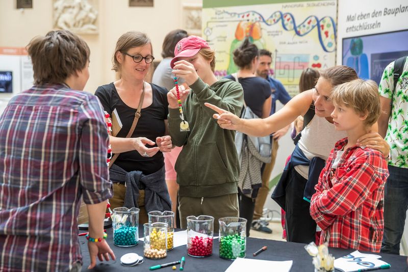Die Scientifica 2023 lädt Gross und Klein an das grosse Wissenschafts-Festival zum Mitdiskutieren und Mitmachen ein. (Bild: ETH Zürich)