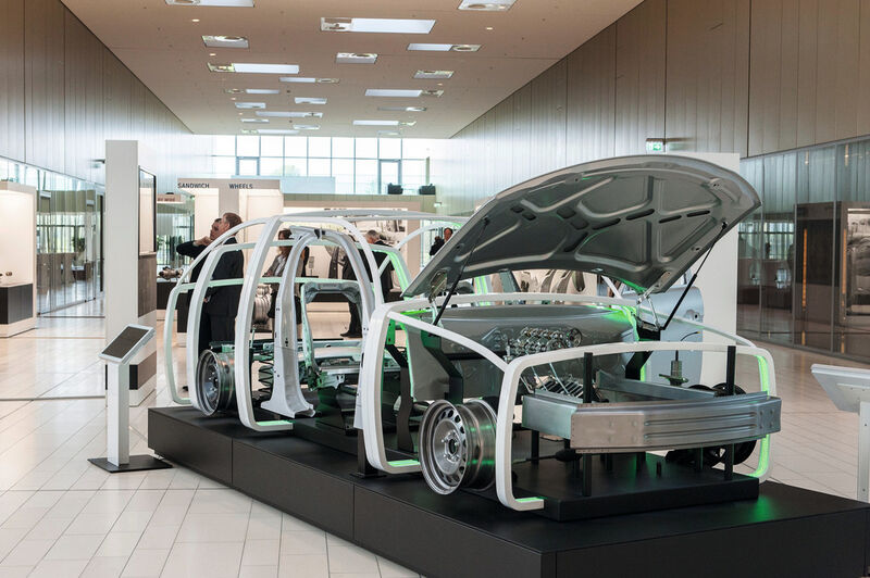 In-Car-Plus-Demonstrator: Innovatives Konzept für Motorhauben mit dem Stahl-Polymer-Hybridmaterial Litecor. (Bild: Thyssen Krupp)