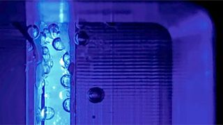 Photoelektrochemische Zellen (PEC-Zellen) kann man als eine Art künstliches Pflanzenblatt betrachten, was ihre Funktionsweise angeht. Mit ihnen kann man aus Wasser Wasserstoff gewinnen. Diesen Effekt haben Berliner Forscher jetzt deutlich verstärken können. (Bild: F. Liang / HZB)