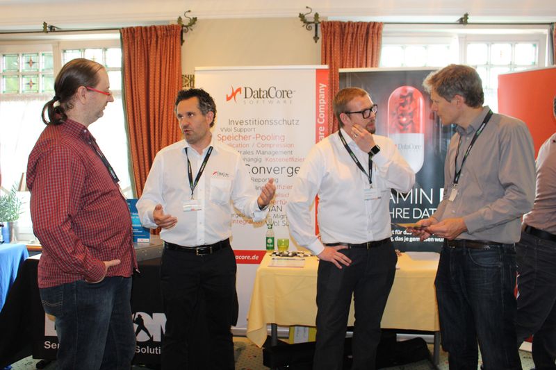 In reger Unterhaltung (v. l.) Jens Neumann, novaCapta GmbH SOFTWARE & CONSULTING GmbH, mit Andreas Sänger und Sven Büchner, DataCore Software GmbH, und Mathias Fürlinger, QNAP. (Bild: Boston)