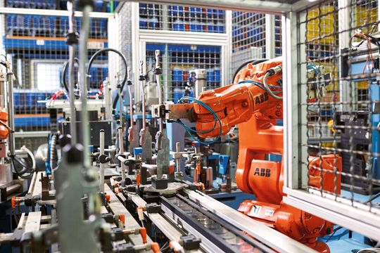 Rund um die Uhr auf Instandhaltung ausgelegt: Mit ABB Ability Connected Services erzielen Anwender bei ihren Robotern 25 Prozent weniger Störungen. Rund um die Uhr auf Instandhaltung ausgelegt: Mit ABB Ability Connected Services erzielen Anwender bei ihren Robotern 25 Prozent weniger Störungen.