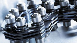 Traglaschenkette von iwis sind  stabile Transportketten und eignen sich als Alternative zu Stauförderketten. (Bild: Iwis)