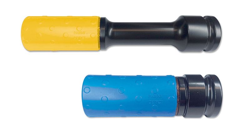 Kratzer an Alufelgen durch den Schlagschrauber? Die Heni Safety-Schlagnuss „Perfect Protect“ verhindert das zuverlässig. Die vollständig gummierte Schutzhülse läuft frei und rotiert nicht mit – so bleiben Felgen garantiert unversehrt. Die gummierte Noppenstruktur mit Abstandsnoppen schützt zusätzlich. Die Hülse lässt sich bei Bedarf ohne Werkzeug austauschen. Aufnahme 1/2-Zoll, erhältlich in den Größen 17 und 19 (85 mm oder 150 mm) sowie 21. (Bild: Heni)