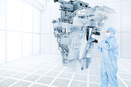 Schwergewicht der Lithografie: ZEISS EUV-Beleuchtungssystem besteht aus 15.000 Einzelteilen und bringt ein Gewicht von 1,5 Tonnen auf die Waagschale.(Bild:  ZEISS)