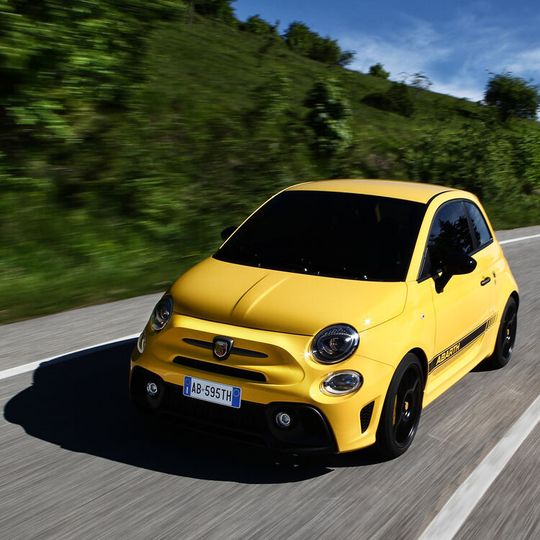 Unter den sportlichen Kleinwagen liegt nur der Abarth 595 Competizione mit seinen 180 PS unter der 200-PS-Marke.(Bild:  Abarth)