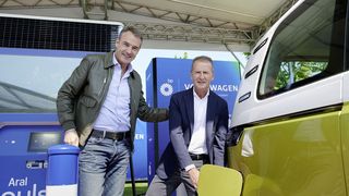 Chefsache: BP-Chef Bernard Looney (l.) und Volkswagen-Vorstand Herbert Diess, nehmen die erste Flexpole-Ladesäule in Betrieb. (Bild: Volkswagen AG)