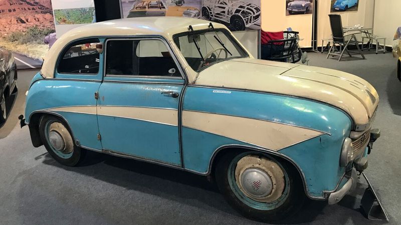 Vier Sitze und zehn PS für 3.300 Mark im kleinen Lloyd LP 300. Das Modell der zur Borgward-Gruppe in Bremen gehörenden Marke wurde von 1950 bis 1952 produziert. Angetrieben wurde der LP 300 von einem vor der Vorderachse quer eingebauten, luftgekühlten Zweitakt-Zweizylindermotor (Twin) mit einem Hubraum von 293 cm³, der 10 PS bei 4.000/min leistete. Die Kraft wurde über ein nicht synchronisiertes Dreigang-Schieberadgetriebe auf die Vorderräder übertragen. Die Höchstgeschwindigkeit betrug ca. 70 km/h. (Bild: autodrom )