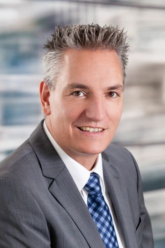 »kfz-betrieb«-Chefredakteur Wolfgang Michel führt die Teilnehmer durch das Fachtagungsprogramm. (Stefan Bausewein)