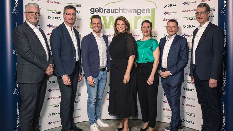 Die Sponsoren des Gebrauchtwagen Award 2023 freuen sich über die vielen innovativen Ideen beim diesjährigen Wettbewerb. (v.l.) Michael Tziatzios (Dekra), Maik Kynast (Santander), Johannes Höfflin (Real Garant), Britta Peters-Rau (Santander), Cornelia Kiese (Real Garant), Marc Gounaris und Joachim Heim (beide Dekra).  (Bild: Stefan Bausewein)