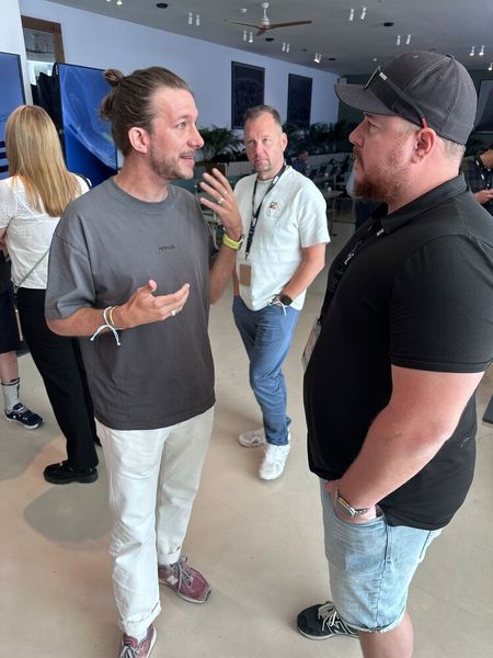 David Vanhouteghem (Nomad Goods) im Gespräch mit Daniel Polyak (iStyle) (Bild: Vogel IT-Medien GmbH)