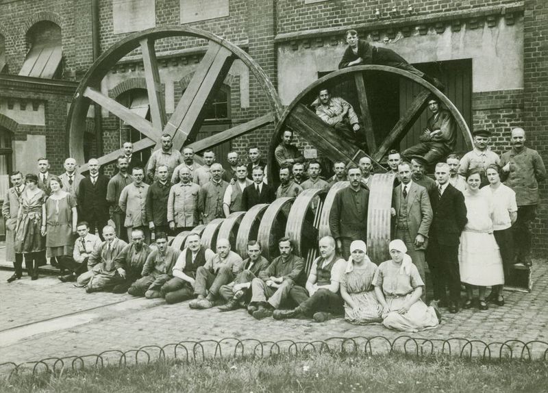 Mit der Fertigung von hölzernen Riemenscheiben fing zu Beginn des 20. Jahrhunderts Flenders Weg in die Antriebstechnik an. (Bild: Flender)