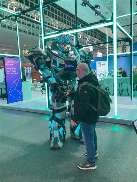 Robotik ist einer der Schwerpunkte der Hannover Messe 2026. Bei diesem Exemplar steckt allerdings ein Mensch im Inneren. (Bild: Dagmar Merger/VCG)