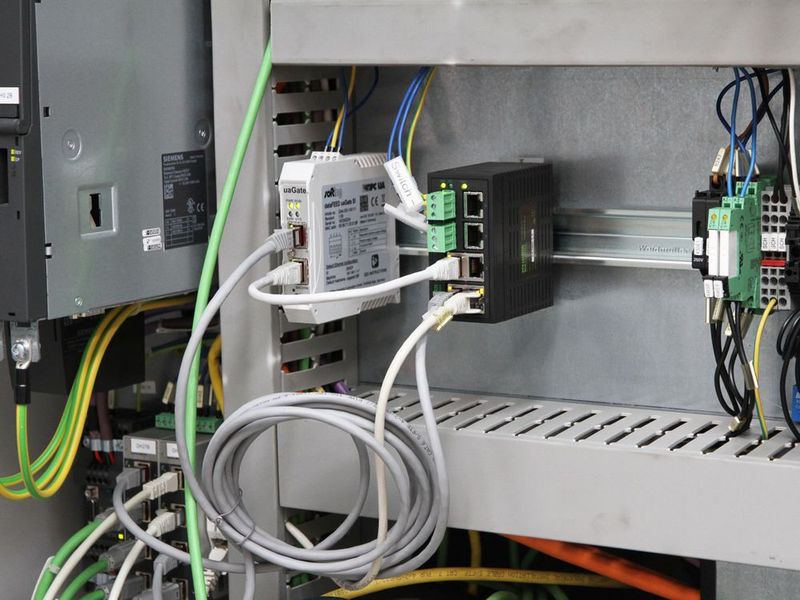 Keine Angst vor Hackern: Die uaGate SI Gateways von Softing bieten durch physikalisch getrennte Netzschnittstellen Schutz vor Angriffen. Zudem entsprechen die Datenverschlüsselung und die Benutzerauthentifizierung den höchsten Sicherheitsanforderungen. (Softing/ Krauss Maffei)