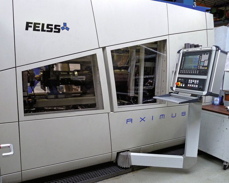 Bild 5: Die Aximus     H 02 ist eine Axialumformmaschine, die bei der Fertigung der Crashteile im Mittelpunkt steht. Um die Maschine herum befindet sich die Peripherie mit Zuführung und Entnahme der Teile.  (Bild: Kuhn)