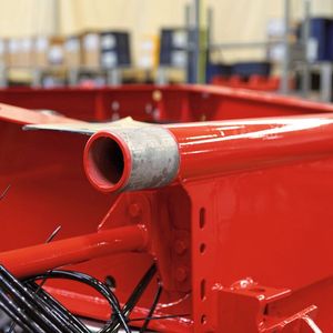 Das neue Kipprohr aus Hardox wiegt 20 kg weniger als die vorherige Lösung.(Bild:  SSAB)