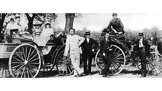 Carl Benz mit Familie und Baron Theodor von Liebieg im Jahre 1894, mit Benz Victoria und Benz Patent-Motorwagen Vis-à-Vis. Der Benz Victoria war das erste vierrädrige Fahrzeug von Carl Benz. (Daimler)
