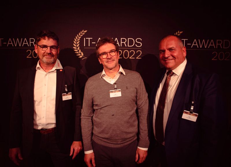 Bei den IT-Awards finden sich auch immer wieder alte Bekannte: Michael Nicolai von Rittal zwischen Christoph Jaskolla (links) und Mirko Hoffmann von Stulz. (Bild: krassevideos.de / VIT)