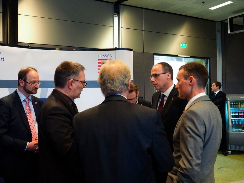 Und hier Hessens Innenminister Peter Beuth im Gespräch mit Teilnehmern (Bild: mk)