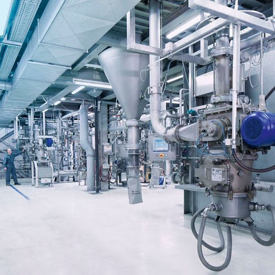 Hosokawa solids solutions mit aktuell drei Standorten in Deutschland und Spanien verfügt über mehr als 50 Jahre Erfahrung im Schüttguthandling.(Bild:  Hosokawa)