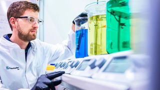 Von der Designphase über funktionale Prototypen bis hin zur Kleinstserie können Unternehmen im MID-Lab des Fraunhofer IEM die Technologie erproben und umsetzen.  (Wolfram Schroll / Fraunhofer IEM)