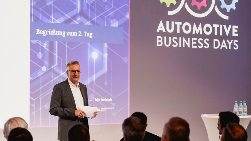 Wolfgang Michel, Chefredakteur von »kfz-betrieb«, begrüßte die Teilnehmer zum zweiten Tag der Automotive Business Days, an dem Themen aus den Gebieten Service, Personal und Strategie behandelt wurden. (Bild: Stefan Bausewein)