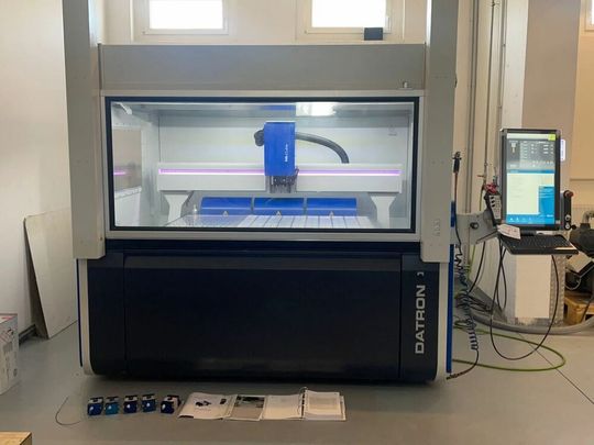 Es gibt wieder eine Surplex-Auktion. Diesmal kann man diverse CNC-Bearbeitungsmaschinen günstig erwerben. Mit dabei sind Vertikalbearbeitungszentren von Datron, wie diese Mlcube B. Auch Mess- und Fördersysteme kann man bis zum 6. Juli noch ersteigern. Es gibt wieder eine Surplex-Auktion. Diesmal kann man diverse CNC-Bearbeitungsmaschinen günstig erwerben. Mit dabei sind Vertikalbearbeitungszentren von Datron, wie diese Mlcube B. Auch Mess- und Fördersysteme kann man bis zum 6. Juli noch ersteigern.