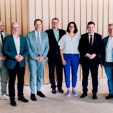 Treffen im Landtag: (v. l.) Winfried Mack (MdL), Carl Christian Hirsch (MdL), Christian Reher, Thomas Dörflinger (MdL), Carsten Beuß, Julia Cabanis, Tobis Vogt (MdL), Reiner Äckerle und Dennis Vogt. (Bild: Hannes Griepentrog)