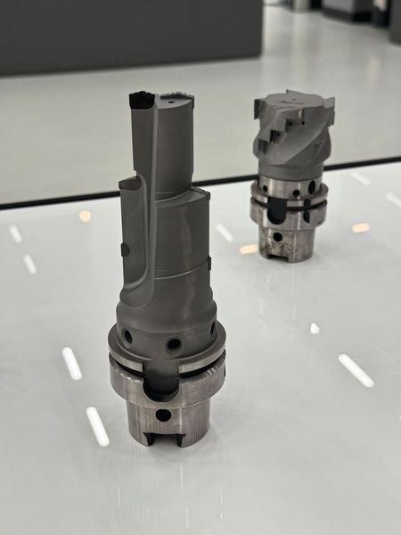 Leichtbau-Werkstoffe gewinnen in der industriellen Fertigung zunehmend an Bedeutung. Denn vor allem im Automotive- und im Aerospace-Bereich gilt: Je geringer das Gewicht, desto niedriger der Energieverbrauch – ein wesentlicher Faktor, zumal er sich nicht nur auf die Wirtschaftlichkeit positiv auswirkt, sondern auch auf die CO2-Emissionen und die Reichweite etwa von E-Autos.  Vor diesem Hintergrund hat Walter seine über mehr als 20 Jahre gewachsene Produktrange und seine Kompetenzen im Lightweight-Bereich erweitert – unter anderem durch den Zukauf des Herstellers FMT (Frezite Metal Tooling). Als Ergebnis bietet Walter FMT heute ein  ausgesprochen umfangreiches Werkzeugportfolio für die Aluminium-Bearbeitung an. Gleiches gilt für das PKD-Portfolio für die Bearbeitung von Leichtmetallen wie Aluminium und Al-Legierungen. (Bild: Sonnenberg)