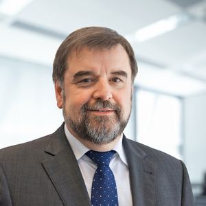 Der Vertrag des Konzernvorstandsmitgliedes und Leiters des Unternehmensbereiches Semiconductor Manufacturing Technology, Dr. Hermann Gerlinger, wurde bis zum 30. September 2017 zu verlängert.