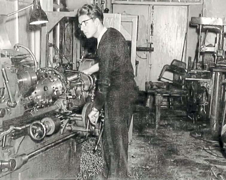 Seit dem Jahr 1956, in dem dieses Bild aus der Fertigung von Findling Wälzlager entstand, hat sich einiges verändert – die Begeisterung für die Materie ist jedoch ungebrochen. (Findling)