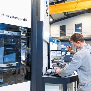 Ergonomischer und hauptzeitparalleler Rüstplatz des Paletten-Terminals Work-S für Spannpaletten 400 x 400 mit Transfergewichten bis 300 Kilogramm, automatischer Höhenkon- trolle und Schutzhaube.(Bild:  Wassermann Technologie)