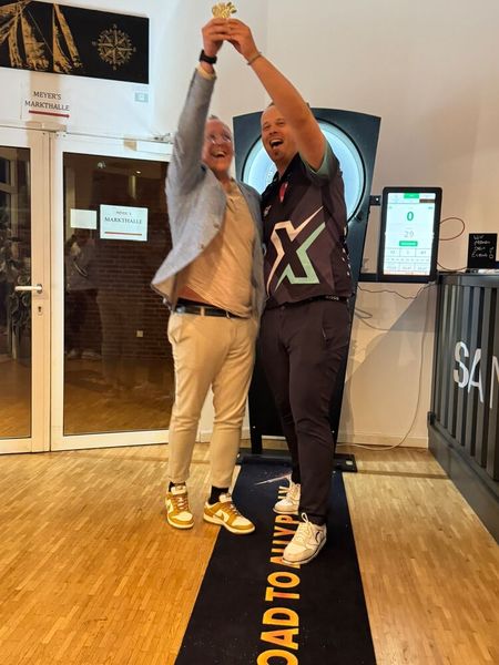 Da schau her - David ist der Sieger des Abends und gewinnt eine Reise zum Dart Event in Q1. (Bild: Solum)