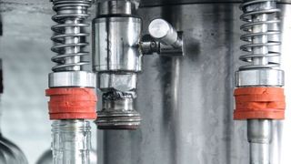 Drehübertrager helfen beim Abfüllen aggressiver Flüssigkeiten, dazu zählen auch viele Haushaltsreiniger. (Servotecnica)