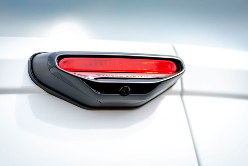 Eine über den Hecktüren angebrachte Kamera überblickt den Bereich hinter dem Fahrzeug und zeigt diesen beispielsweise beim Einparken auf einem separaten Fünf-Zoll-Bildschirm an.  (Opel)
