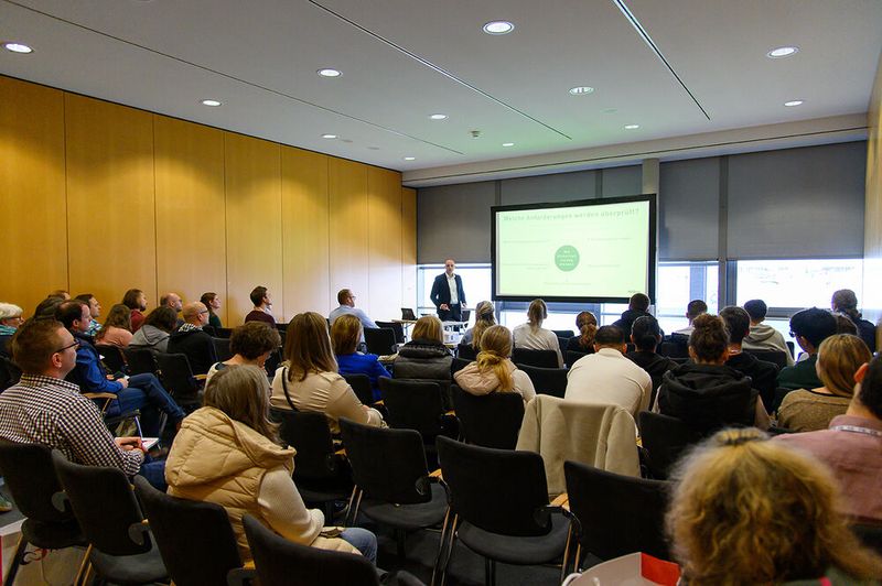 Essenziell für jede LAB-SUPPLY: Die Fachvorträge zu labornahen Themen wie „Kalibrierung von UV/Vis Spektralphotometern“, hier gehalten von Hellma-Mitarbeiter Maximilian Hofmann.      Mehr Infos zu den kommenden LAB-SUPPLY-Messen finden Sie auf www.lab-supply.info (Bild: Stefan Stark)