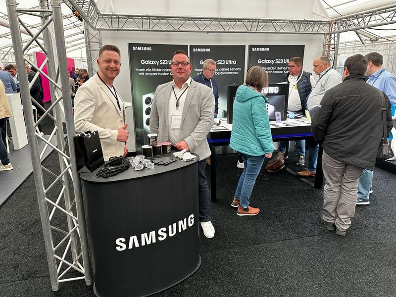 Fragen über Galaxy S23 Ultra können (l.) Abdur Bayram und Björn Schäfer (Samsung) locker beantworten. (Bild: Vogel IT-Medien)