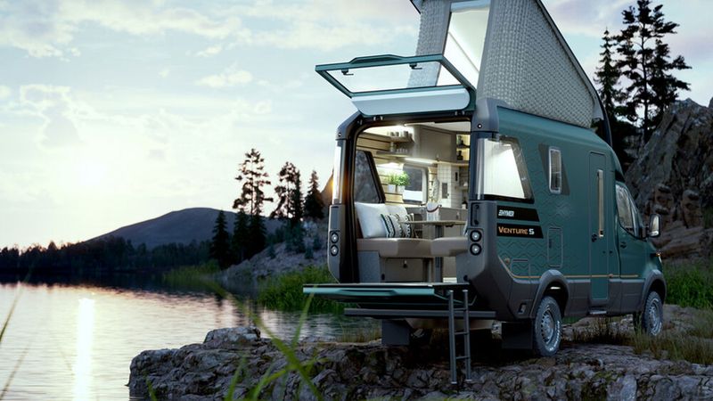 Hymer zeigt den außergewöhnlichen Allrad-Sprinter-Ausbau Venture S samt Heckbalkon und Aufstelldach mit Panoramablick für stolze 225.000 Euro. (Bild: Deniz Calagan)