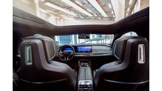 Das größte, öffenbare Glasdach im Markt: freier Blick zum Himmel auch für die Fondpassagiere. (Bild: Webasto)