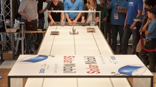 Seit 2010 findet der Schülerwettbewerb Solarmobil Deutschland jährlich statt. Bis Anfang September 2015 können sich Teilnehmer von 10 bis 18 Jahren mit selbstgebauten Solar-Flitzern für den Bundeswettbewerb bewerben. (Bild: VDE)