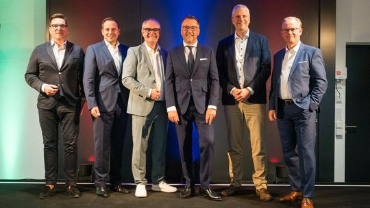 Die Schwaba-Geschäftsführung mit Geschäftsführer Michael Agsteiner (3.v.r.) am Tag der Eröffnung. Das neue Schwaba-Gebrauchtwagenzentrum bezeichnete Peter Modelhart (2.v.r.), Sprecher der Geschäftsführung der Volkswagen Group Retail Deutschland (VGRD), als „neues Kapitel für die VGRD“.(Bild:  Stefan Winterstetter)