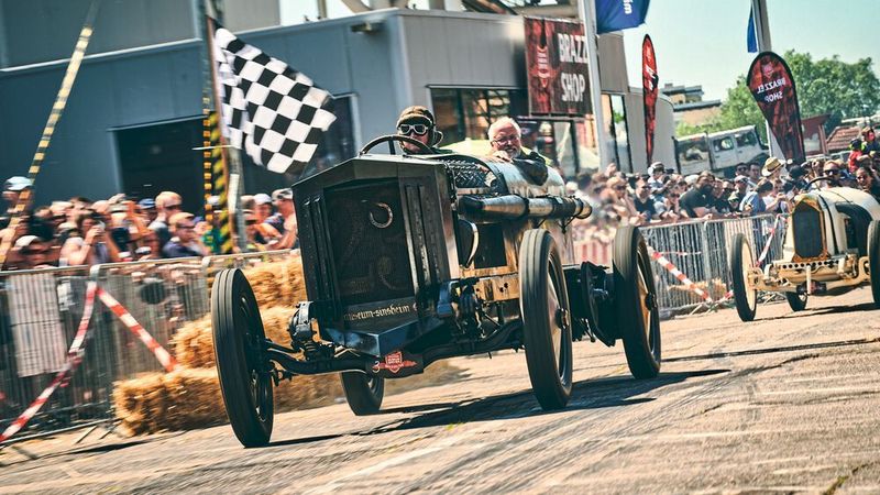 Beim Experimentalfahrzeug „Brutus“ bildet ein Fahrgestell mit Kettenantrieb von 1907 die Grundlage. Auf dieses wurde ein 12-Zylinder-Flugmotor von BMW mit einem Hubraum von knapp 47 Litern montiert (aus dem Ersten Weltkrieg). Die Motorkraft wird über das originale Getriebe mit drei Gängen und eine Kettentransmission an die Hinterachse übertragen. Die Bremsen wirken nur auf die Hinterachse. Das Auto hat keine Spritzwand. Der Fahrer sitzt direkt hinter dem Motor, dessen bewegliche Teile (z. B. das Schwungrad) nur über ein Gitter vom Fahrerraum abgetrennt sind.  (Bild: Technik-Museum Speyer)